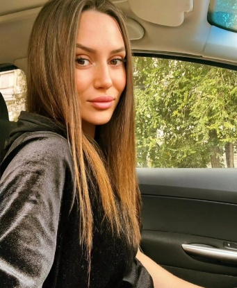 Каждая встреча со мной - погружение в мир наслаждения и настоящей страсти. Обладаю потрясающей внешностью и жгучей сексуальностью, которые доставят тебе незабываемые моменты нашего интимного свидания. Знаю, как расслабить тебя и сделать весь твой мир неповторимым! В моем арсенале есть самые разнообразные услуги, и я готова исполнить все твои желания. 🌟
Живу в Москве, так что встреча со мной возможна именно здесь, в столице страсти и роскоши. Погрузись в волшебный мир нашей встречи и ощути настоящую нежность и ласку. Уверяю тебя, что мое обаяние и опыт способны покорить даже самого требовательного мужчину. 💋
Мои отзывы говорят сами за себя - клиенты описывают меня как креативную, нежную и опытную. Тебе не придется сомневаться в моих возможностях, ведь я всегда стараюсь превзойти все ожидания. Я умею играть своими достоинствами и сделать нашу встречу незабываемой. ❣️
Посмотри мои фото и позвони мне, и мы создадим настоящий огонек страсти и наслаждения. Я жду тебя, мой красавчик! 😉 Марина