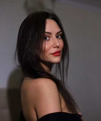 Каждая встреча со мной - погружение в мир наслаждения и настоящей страсти. Обладаю потрясающей внешностью и жгучей сексуальностью, которые доставят тебе незабываемые моменты нашего интимного свидания. Знаю, как расслабить тебя и сделать весь твой мир неповторимым! В моем арсенале есть самые разнообразные услуги, и я готова исполнить все твои желания. 🌟
Живу в Москве, так что встреча со мной возможна именно здесь, в столице страсти и роскоши. Погрузись в волшебный мир нашей встречи и ощути настоящую нежность и ласку. Уверяю тебя, что мое обаяние и опыт способны покорить даже самого требовательного мужчину. 💋
Мои отзывы говорят сами за себя - клиенты описывают меня как креативную, нежную и опытную. Тебе не придется сомневаться в моих возможностях, ведь я всегда стараюсь превзойти все ожидания. Я умею играть своими достоинствами и сделать нашу встречу незабываемой. ❣️
Посмотри мои фото и позвони мне, и мы создадим настоящий огонек страсти и наслаждения. Я жду тебя, мой красавчик! 😉 Марина